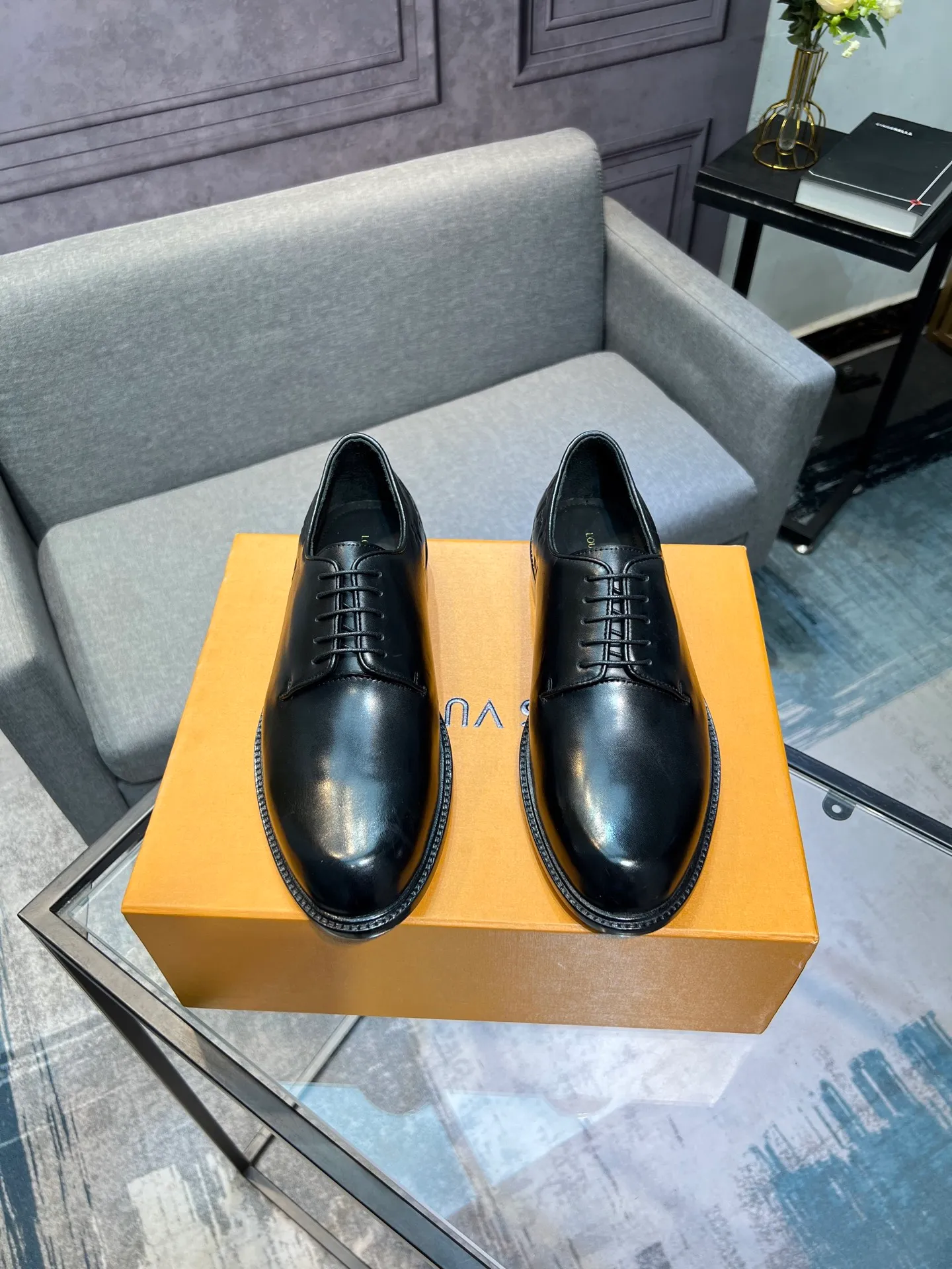 Men's shoes 💰1020 LV top luxury brand, high-quality men's business formal leather shoes, imported genuine leather soles! Customized imported leather, the first layer of open-edge beaded lacquered cowhide, the texture is incomparable, the imported cowhide lining, high-end high-end shoes, don't miss it! size:39-44 (Male 38 45 46 customized)